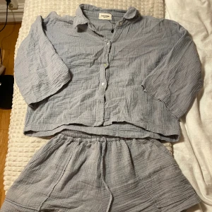 Mjukis set  - Säljer detta super sköna och snygga set som köptes i Bali förra året. Storlek S/M. Ljusblå i väldigt skönt tyg. Perfekt att gå runt med på sommaren utomhus eller att mysa i hemma.