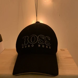 Hugo boss keps  -  Använder inte Dena kepsen så säljer för bra pris kom med pris förslag