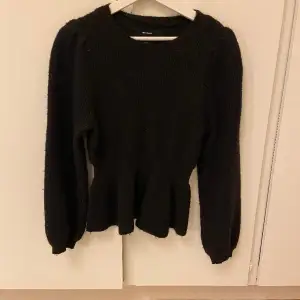 Stickad svart tröja från vero Moda som går in i midjan. Använd 2-3 gånger.🎀