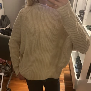 Unik stickad tröja - Sjukt snygg stickad tröja från zara. Köpt för flera år sedan och säljer för den inte kommer till användning 