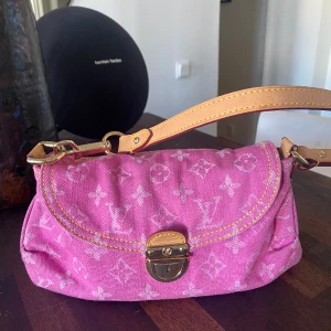 Louis Vuitton pleaty pink denim - 14x28 cm Knappt använd. 