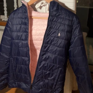 Ralph Lauren jacka  - Oanvänd tvåsidig dunjacka från Ralph Lauren💙🩷  Storlek:Barnstorlek XL (16 år) Färg:Mörkblå och ljusrosa  Nypris:2200kr Säljer:700kr Pris kan diskuteras🌟