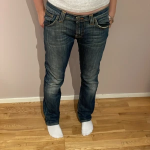jättebra skick, svin snygga,  - säljer pga lite stor i midjan, mörkblåa tvättade jeans