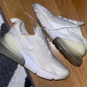 nike air max 270 - Säljer dessa då jag ej använder längre! (Inga defekter) använts under 3 månaders tid till och från, kommer självfallet tvättas och rengöras innan sälj med bild bevis!🥰(ord pris 1500kr) 