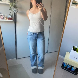 Lågmidjade jeans - Lågmidjade jeans weekday ”low arrow”. Lösare fot, super coola! Ljusblå färg, midjestorlek 28 och längd 32. 