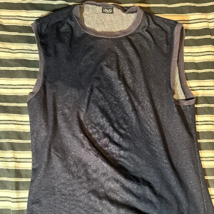 Dolce & Gabbana Väst (C-Neck) - väst/linne(?), bra använt skick, nypris ca 5000kr