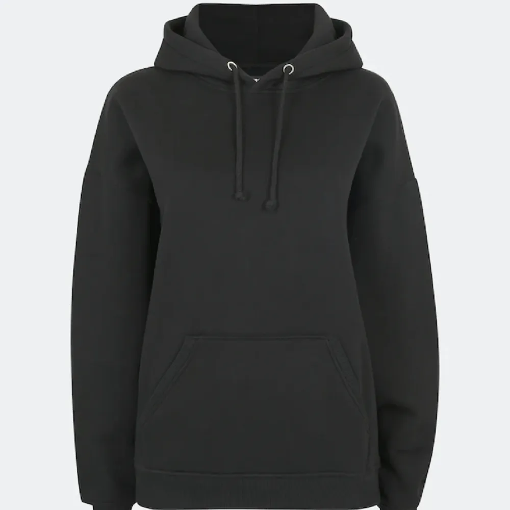 säljer denna svarta hoodien från bikbok. den är nopprig då den säljs billigt. Hoodies.
