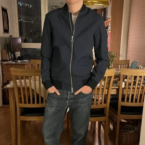 Tunnare jacka J.Lindeberg - Marinblå jacka från J.Lindeberg. Jackan är helt ny med prislappar på. Modellen är 175cm. Skriv privat för frågor!!