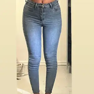  Skinny  jeans (sitter tajt)! i storlek M fast passar också  en med storlek S, änvända sällan ungefär 2 ggr.    