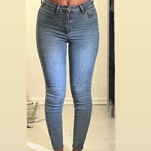 Gina perfect jeans,molly. -  Skinny  jeans (sitter tajt)! i storlek M fast passar också  en med storlek S, änvända sällan ungefär 2 ggr.    