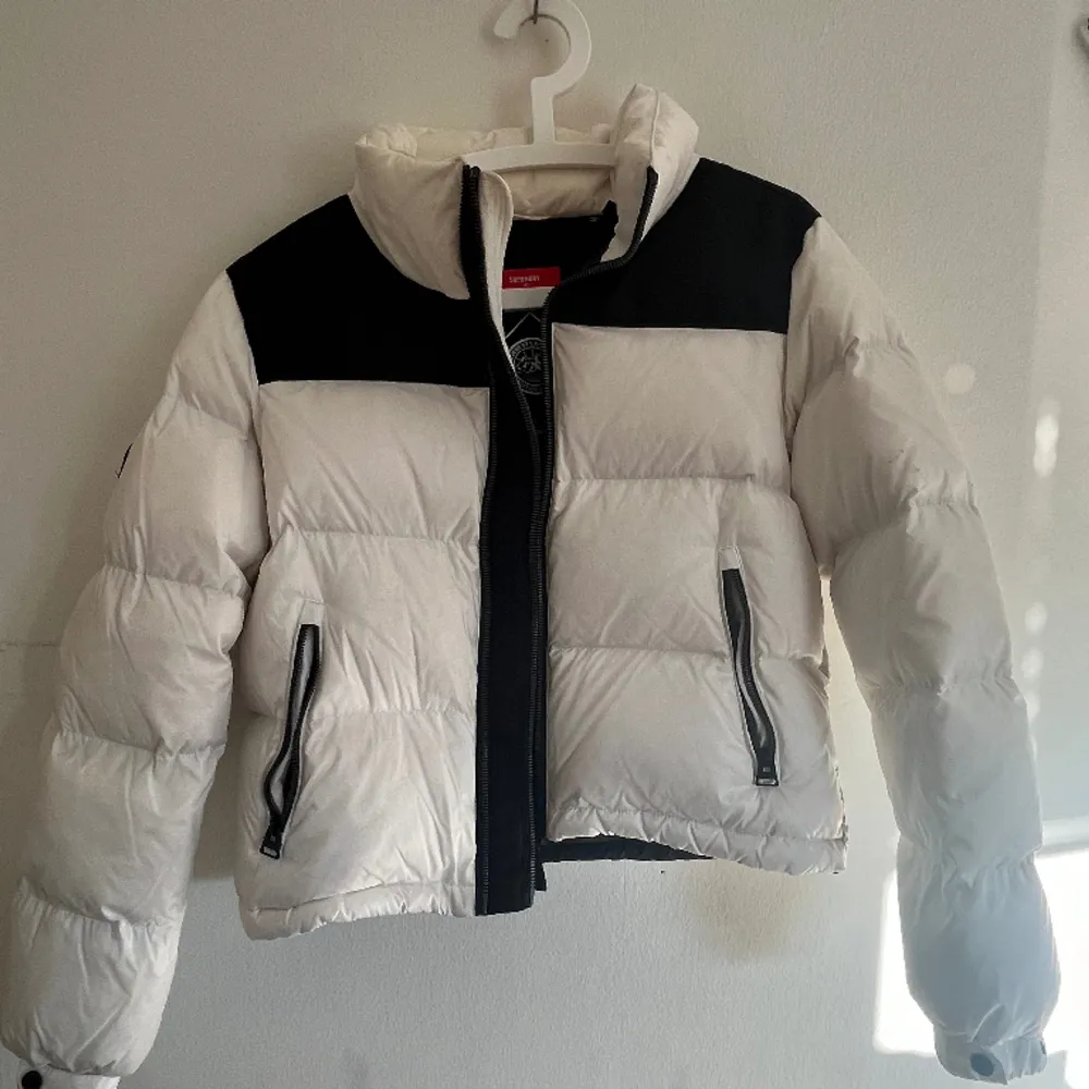 Säljer min fina superdry jacka som inte har kommit till användning. Köptes förra året och användes bara under någon vecka. Väldigt sparsam använd! Nypris: 1200kr💗💕Köparen står för frakten. Takit.