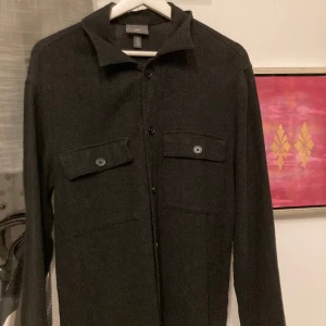 Overshirt H&M - Säljer overshirten för att den inte passar längre har Max användigt den 10 gånger 8/10 skick skriv om det är frågor👍👋
