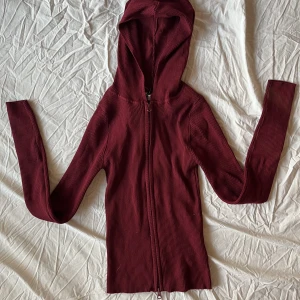 Hoodie  - Jättesöt topp köpt i Malaga från märket Stradivarius! Helt oanvänd med lappar kvar, säljer då jag aldrig fått användning av den :) Super mjuk, figursydd och stretchig. Skulle passa Xs-s skulle jag säga