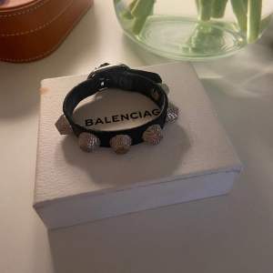 Fint balenciaga armband med täcken på användning. Älskar verkligen detta armband men det använda inte längre. Självfallet äkta. Finns bilder med gravering osv💓