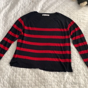 Mjuk randig stickad tröja från Zara - Så himla mysigt material, perfekt nu till våren😍 gott skick såklart!