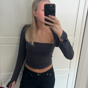Grå ginatröja - Säljer nu min gråa skitsnygga tröja från Gina då den är för stor, använd fåtal gånger då den är för stor vid bysten. Skriv om ni vill ha fler bilder eller fler frågor💞💞💞