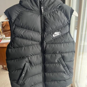 Nike väst - En svart Nike väst i storlek medium, aldrig använd pga för liten. Nypris 800kr säljes för endast 300kr 