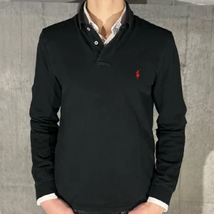 Ralph Lauren pike tröja - Ralph lauren pike tröja i färgen svart. Storlek M och modellen är 182 cm. Nyskick, inga skavanker. Nypris 1495 kr, köp för endast 499kr.
