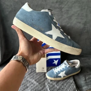 Golden goose skor  - Golden goose skor i fint skick⭐️ Storlek 40 men passar mer 38-39. Ingår äktahetskort. Tar även emot byten. Kan mötas upp i lite vart som helst i Stockholm. Skriv gärna vid intresse skulle behöva säljas ganska fort. 