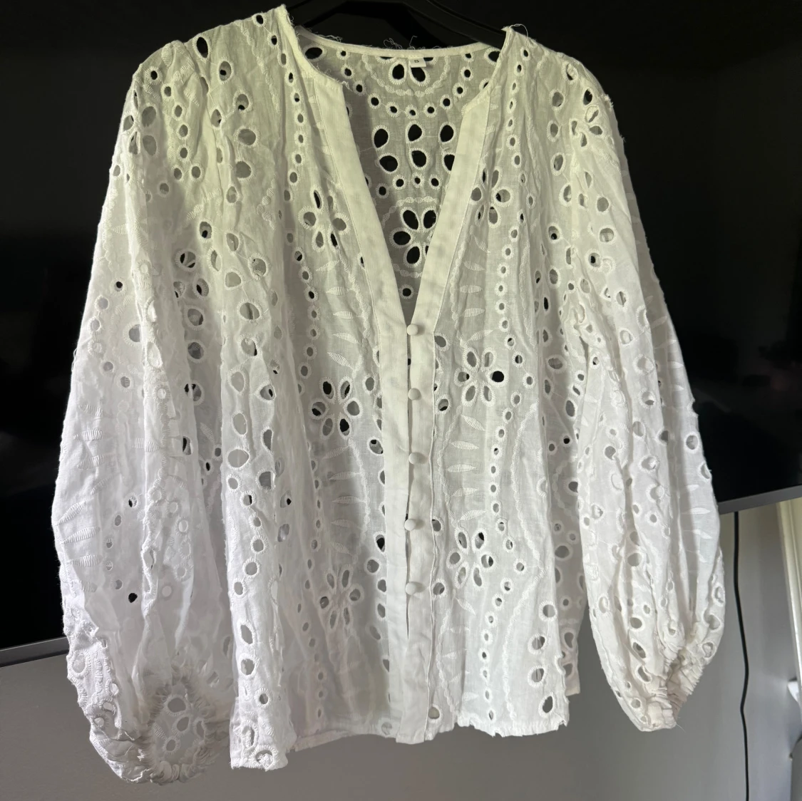 Vit blus med detaljer 