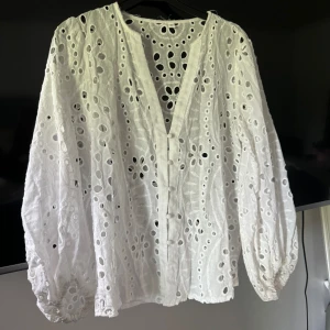 Vit blus med detaljer  - Säljer denna vita blus som endast är använda en gång 💞 Kom gärna med prisförslag 🙌🏼