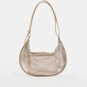 SÖKER ZARA VÄSKA - Hej! Söker denna väska från Zara. Betalar bra, uppemot 300kr!😊 hör gärna av dig dom du har den och vill sälja den 