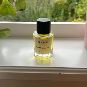 essnce carashmellow - jättegod parfym från essnce som jag säljer då jag inte gillar vanlij parfym på mig, knappt använd. om du undrar något är det bara att skriva!