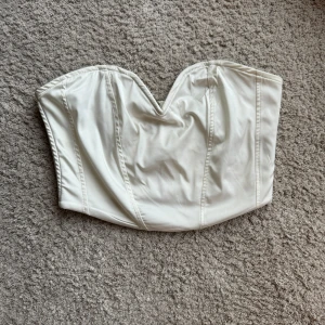 Vit Crop top  - Jättefin vit Crop top som är tyvärr för liten för mig. Helt ny.