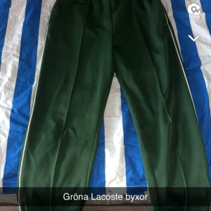 Lacoste byxor - Säljer pågrund av att de är för långa för mig och ska flytta så rensar min garderob. Byxorna passar ifall man är ungefär 180cm-184cm lång. Byxorna har bak ficka också och de är utsläppta där nere.