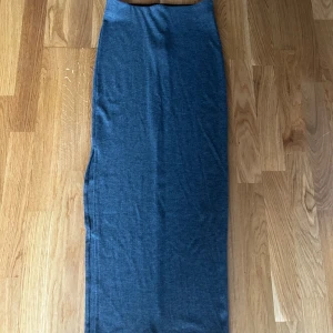 Lång kjol från hm - Grå lång kjol med slits från Gina . Aldrig använd. 