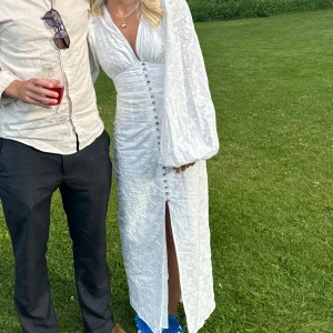 Adoore klänning - Jag säljer min fina adoore klänning som ej kommer till användning, använt en gång, nypris 1700