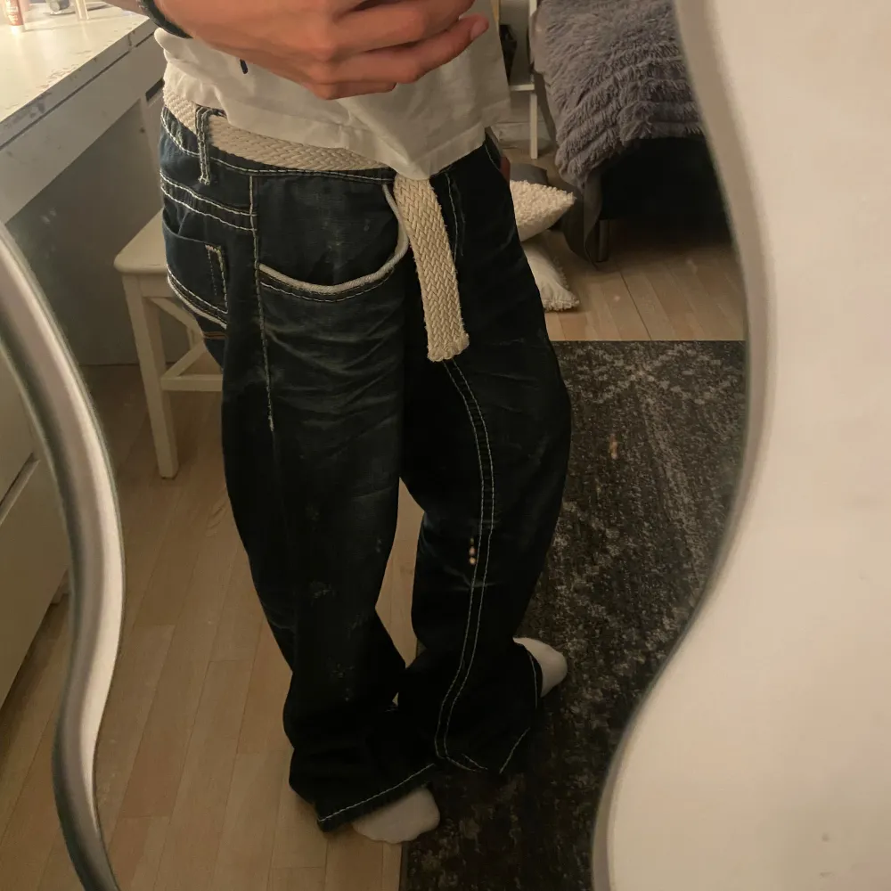 Mörkblåa jeans som har använts ett par gånger men har den messy looken. Jeans & Byxor.