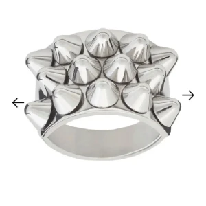 Edblad ring - Populär Edblad ring med nitar i silver🤍 Vid intresse tveka inte att ställa frågor🤍 Andvänd gärna köp nu funktionen!