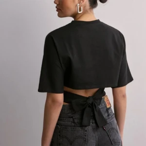 tshirt - jätte fin tshirt med rosett i ryggen💕💕😇😇knappast använd