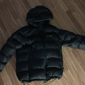 peak performance jacka  - Ny inköpt peak jacka februari 2024.  Knappt använd.   Ny pris 3800 - 4100 