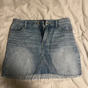 Jeans kjol  - Säljer denna super fina jeans kjol från Hollister då den är för liten! Skriv för måtten, pris diskuterbart!💗