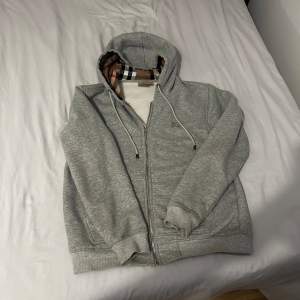 Snygg hoodie av märket burberry stl L men är med som M i min mening