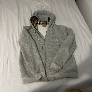 Burberry hoodie - Snygg hoodie av märket burberry stl L men är med som M i min mening