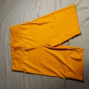 Gula cykelbyxor- Gina Tricot - Jätte sköna, gula cykelbyxor från Gina! Inga defekter alls! Dock kan man ej ha exempelvis svarta underkläder då de är lite genomskinliga 