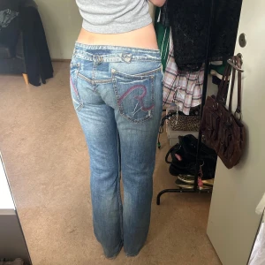 Replay jeans - As snygga replay jeans som tyvär är lite för korta för mig🎀är i storlek w31 & l34, midjemåttet är ca 84 cm och innerbenslängden är ca 82 cm (ja är 178 cm)⭐️✨