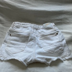 Vita shorts med mönster - Bra skick o lite sthlm stil