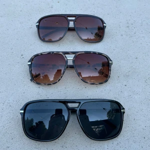 Solglasögon  - HELT NYA. Fetaste solglasögonen?!?   Helt nya solglasögon, made in Italy, i 3 olika färger. Finns i brunt, leopard, svart. Coolt fodral medföljer.  Tags: Rayban boyfriend, Tom Ford solglasögon, grisch solglasögon, carrera, Valentino, Louis Vuitton, O