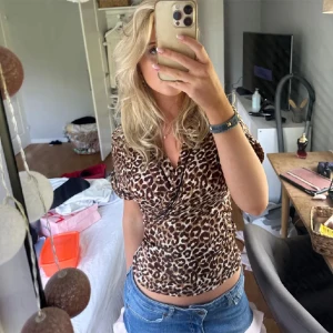Leopard topp - Säljer den här jättefina toppen som jag köpt här på Plick, aldrig använd pga att den inte passade💕 (lånade bilder)
