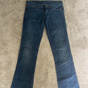 Supersnygga jeans - Jättefina mörkblå jeans köpta på plick. Aldrig använda av mig då de inte passade mig! Jättefint skick💗