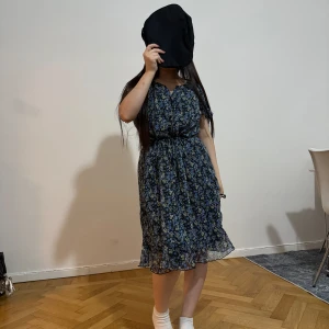 Klänning  - Multifärgad klänning, i bra skick. Passar storleken S-L.