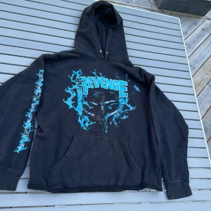 Revenge hoodie - Säljer min gamla revenge hoodie köpt på ettersex. I bra skick bortsätt från ett litet håll på sidan som lätt går att fixa. Köptes för runt 1500kr.