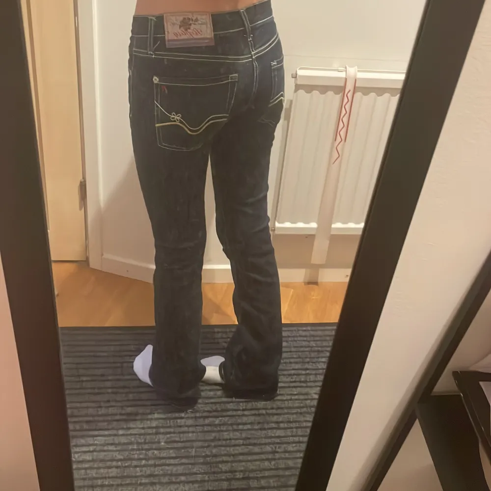 Lågmidjade bootcut jeans från Replay som inte går o köpa längre, säljer för att de är för små i midjan💗 skicket är jättebra o dom har bara använts typ 2 gånger💗. Jeans & Byxor.