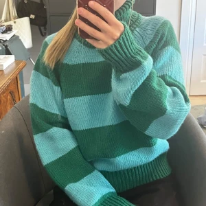 Mysig tröja - Blå och grön stickad tröja med hög krage. Kommer inte till användning. 