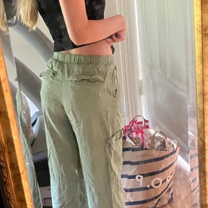 Gröna Cargo byxor - De har blivit för små för mig så nu säljer jag dem, dem är jätte sköna jag använde hela tiden för ett tag sen❤️ men har ändrat min stil ganska mycket, kan diskutera pris❤️