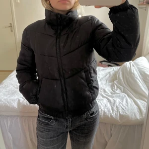 svart puff jacka - svart dunjacka från hm i storlek 152. skulle säga att den passar som en XS. mycket bra skick!